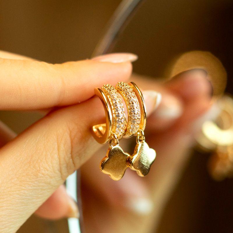 Brinco 2 Fios Liso e Cravejado com Pingente Trevo Liso Banhado a Ouro 18k