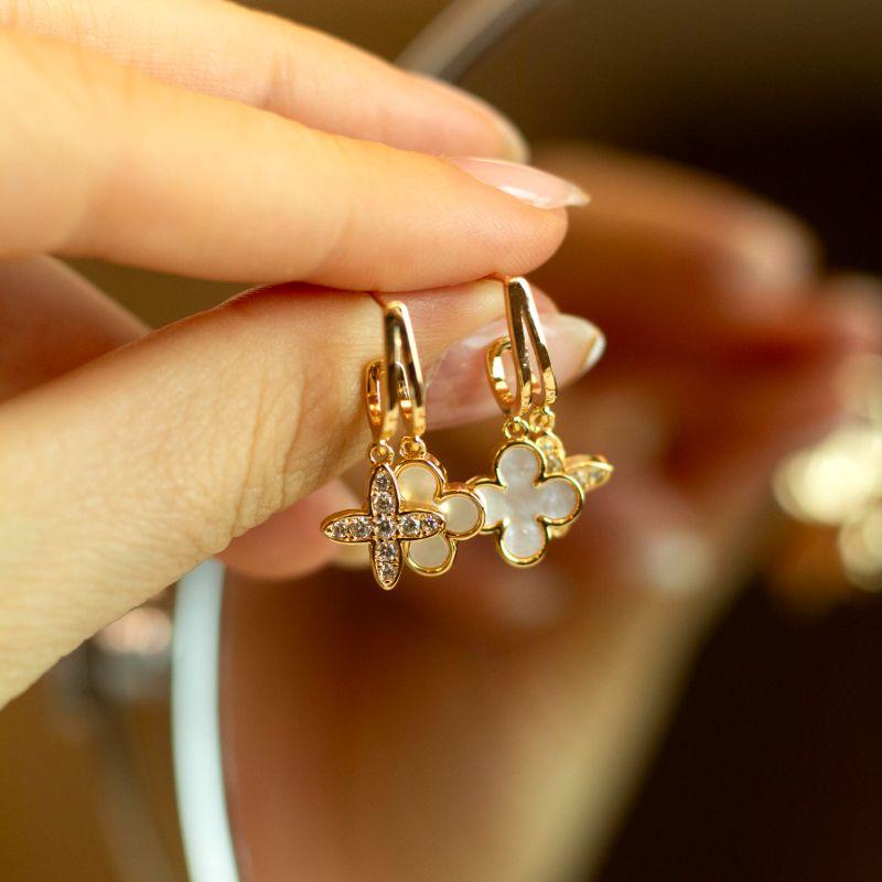 Brinco 2 Pingentes de Trevo Cravejado e de Madrepérola Banhado a Ouro 18k