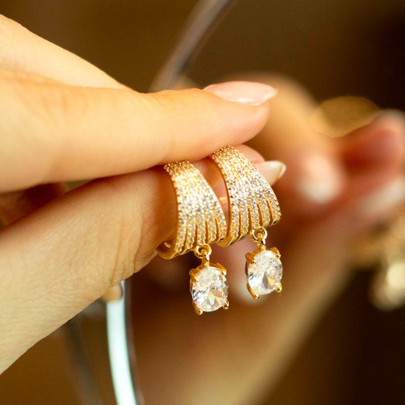 Brinco 5 Fios cravejados com Pingente Ponto de Luz Oval Banhado a Ouro 18k