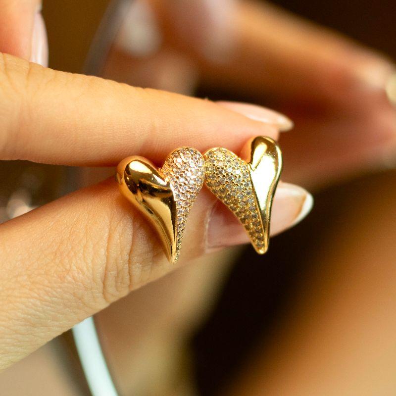 Brinco Coração Pontudo Liso e Cravejado Banhado em Ouro 18k