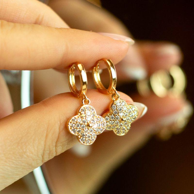 Brinco de Argola com Pingente Trevo Cravejado Bojudo Banhado a Ouro 18k