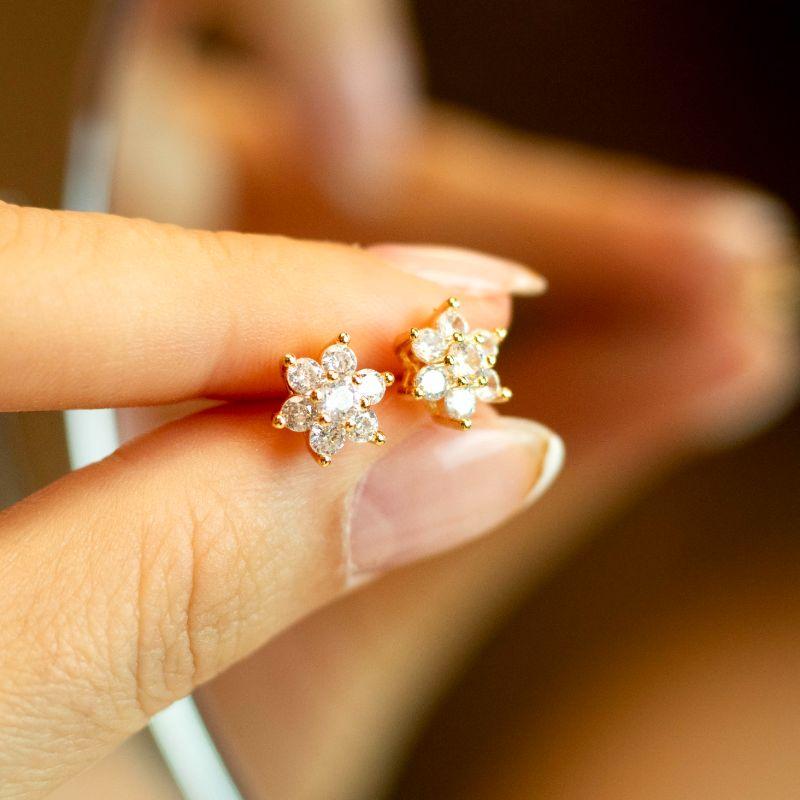 Brinco Estrela 6 Pontas de Zircônias Banhado a Ouro 18k