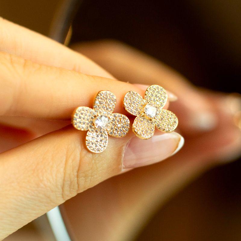 Brinco Flor 4 Pétalas e 1Ponto de Luz de Zircônia Banhado a Ouro 18k