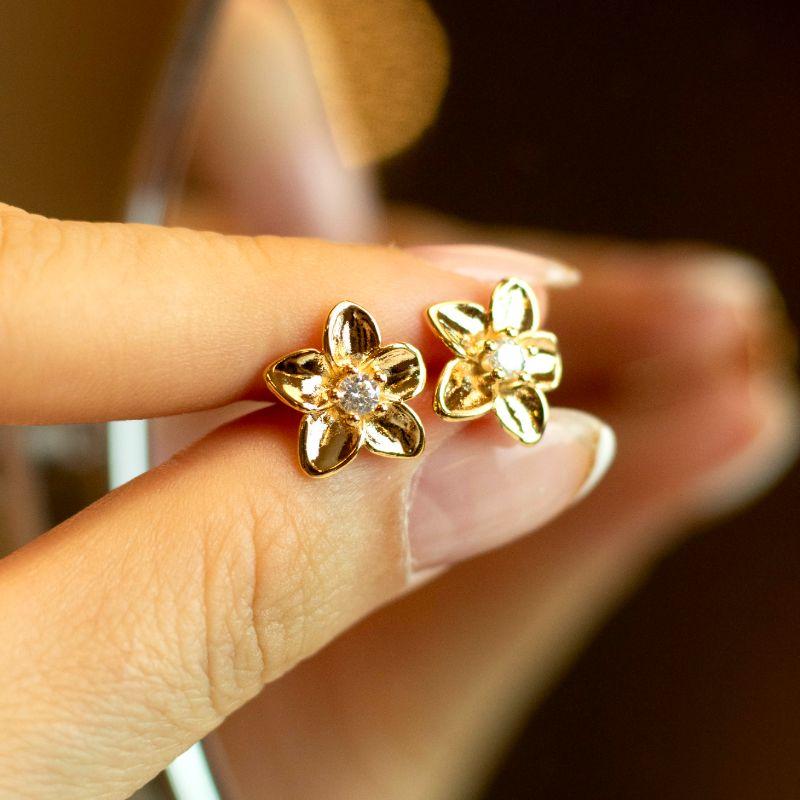 Brinco Flor Lisa com Ponto de Luz Central Banhado a Ouro 18k