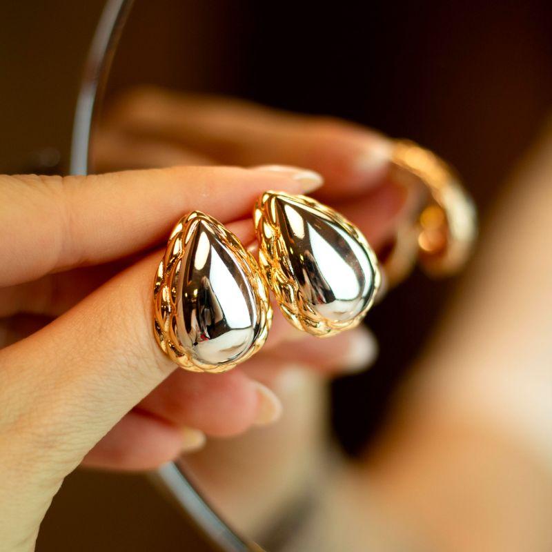 Brinco Gota 2 Banhos Lateral trabalhada Banhado a Ouro 18k