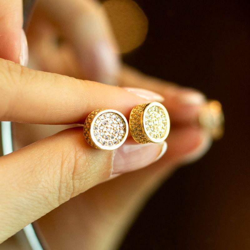 Brinco Redondo Cravejado Caixa Alta Banhado a Ouro 18k