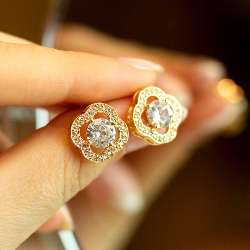 Brinco Trevo Cravejado Vazado com Ponto de Luz em Zircônia Banhado a Ouro 18k