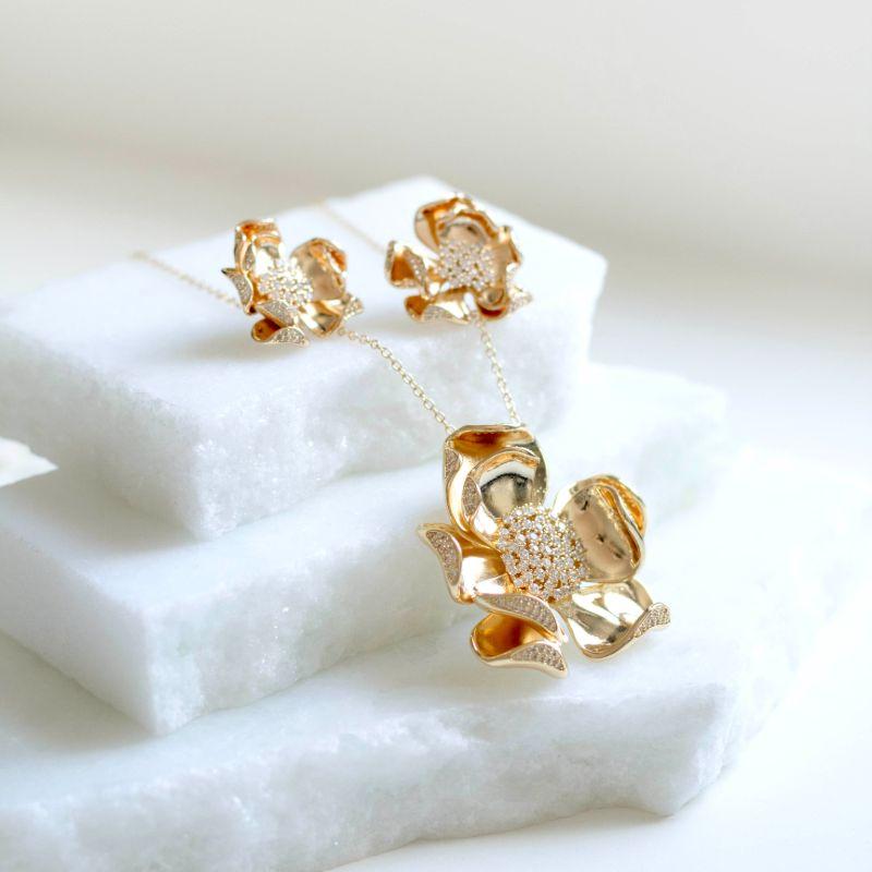 Conjunto Colar e Brinco Flor Miolo Cravejado Banhado a Ouro 18k